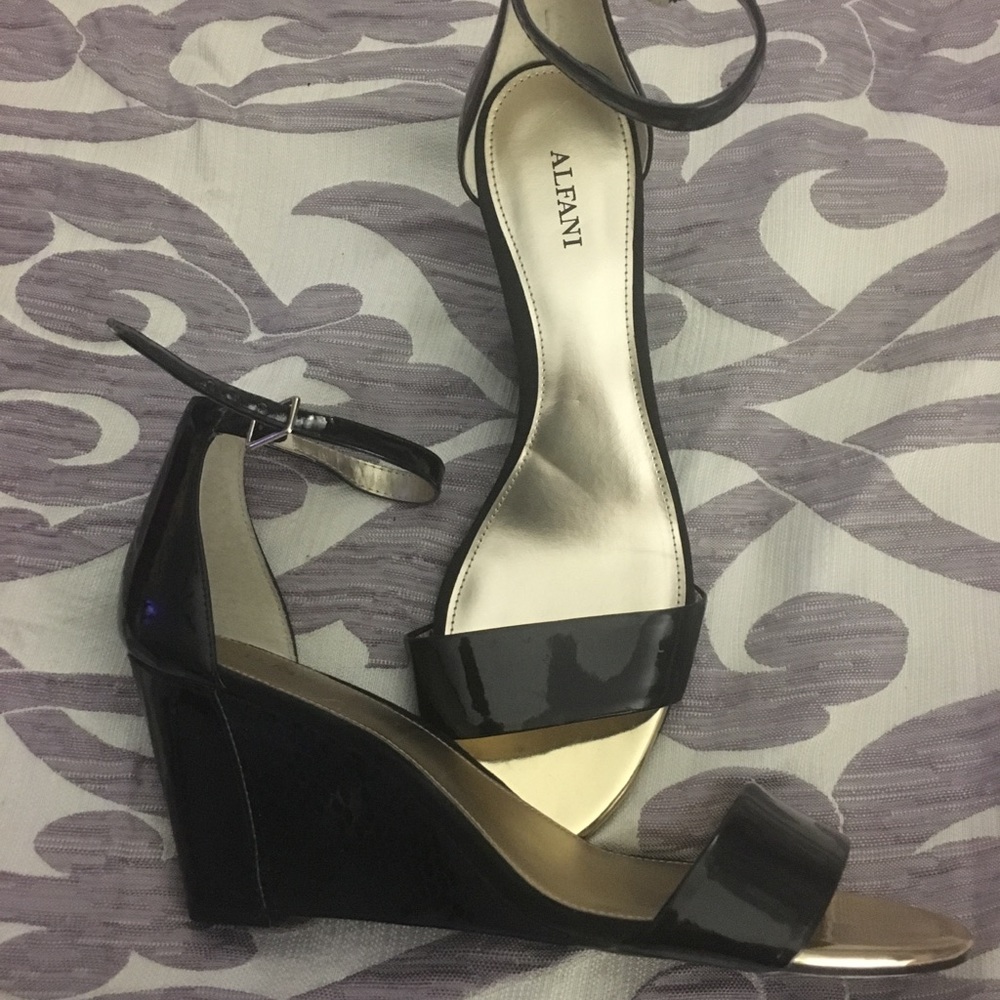 Alfani black and gold strappy sandals